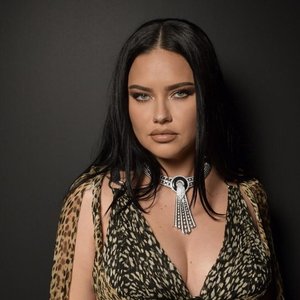 Adriana Lima's Dazzling Return to Victoria's Secret with Her Daughters