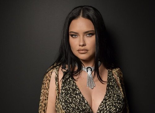 Adriana Lima's Dazzling Return to Victoria's Secret with Her Daughters