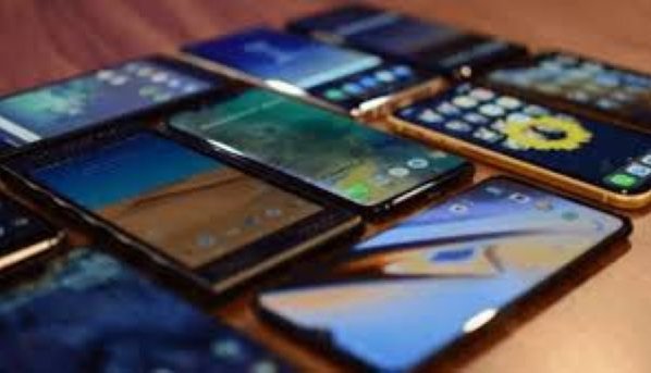 When Should Kids Get Their First Phone? A Parenting Dilemma