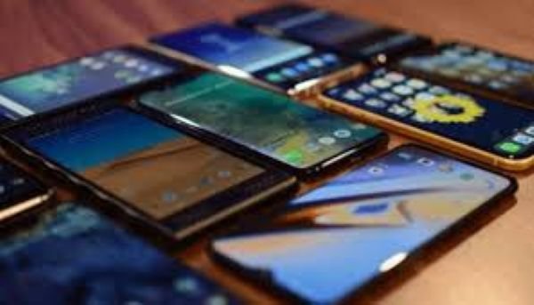 When Should Kids Get Their First Phone? A Parenting Dilemma