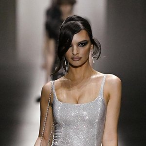 Emily Ratajkowski Flaunts Summer-Ready Tan Line in Bold Instagram Post