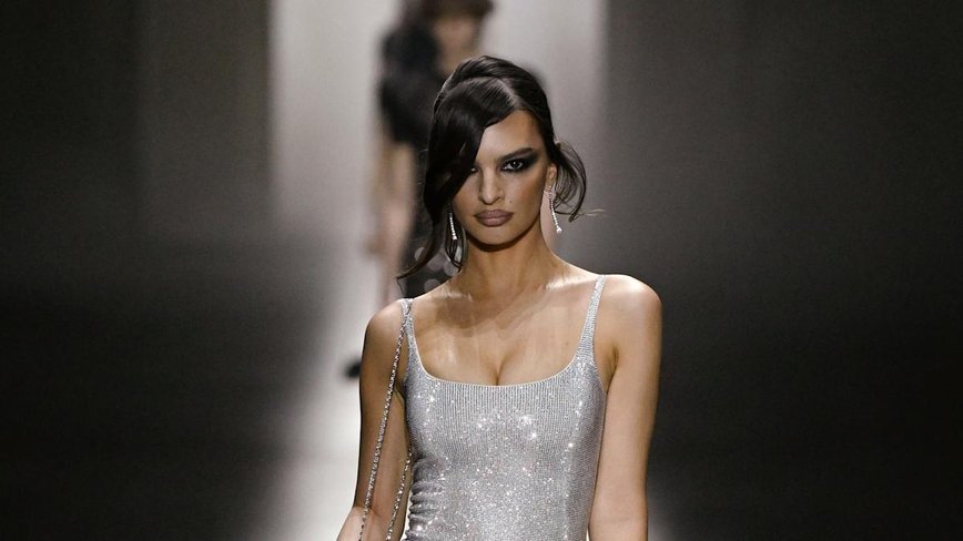 Emily Ratajkowski Flaunts Summer-Ready Tan Line in Bold Instagram Post