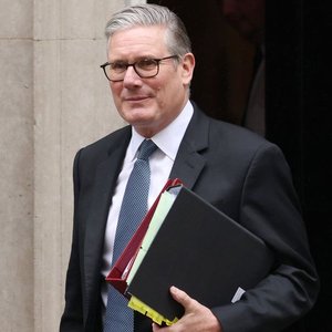 Keir Starmer Plans Bold Internet Crackdown to Protect British Youth