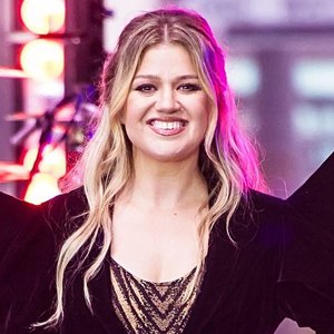Kelly Clarkson Claps Back at Ex-Manager's Plastic Surgery Advice