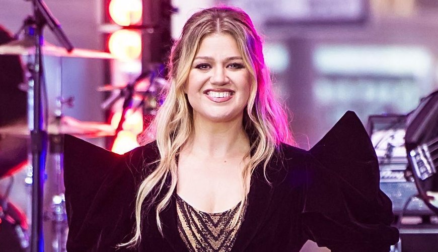 Kelly Clarkson Claps Back at Ex-Manager's Plastic Surgery Advice