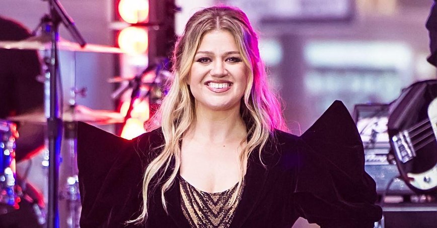 Kelly Clarkson Claps Back at Ex-Manager's Plastic Surgery Advice