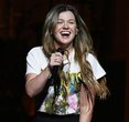 Kelly Clarkson's NSFW Reaction to Radiant Cello Performance During Radiohead Cover