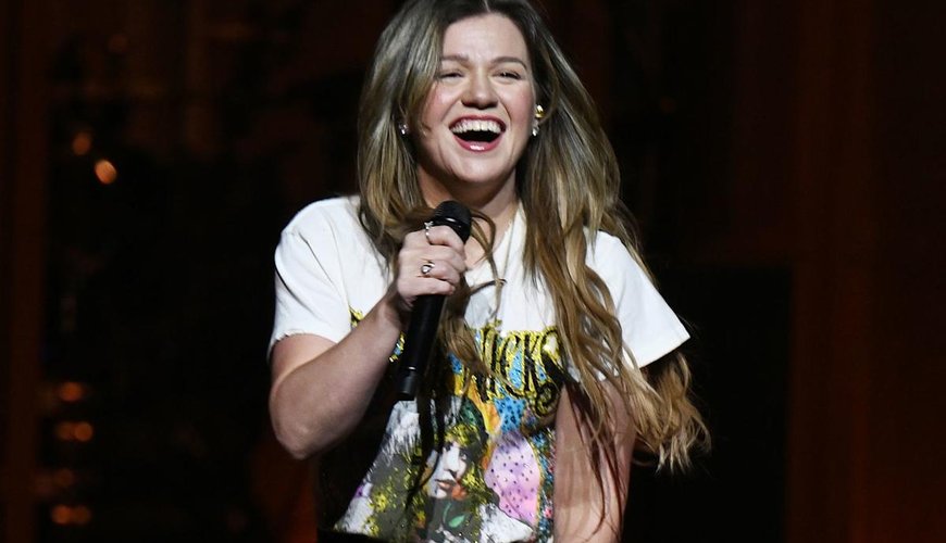 Kelly Clarkson's NSFW Reaction to Radiant Cello Performance During Radiohead Cover