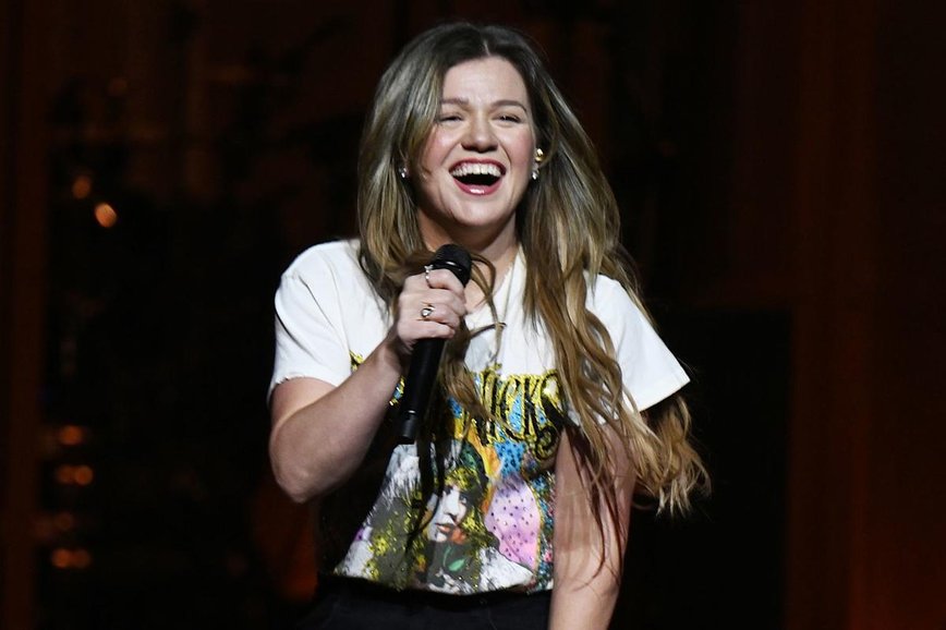 Kelly Clarkson's NSFW Reaction to Radiant Cello Performance During Radiohead Cover