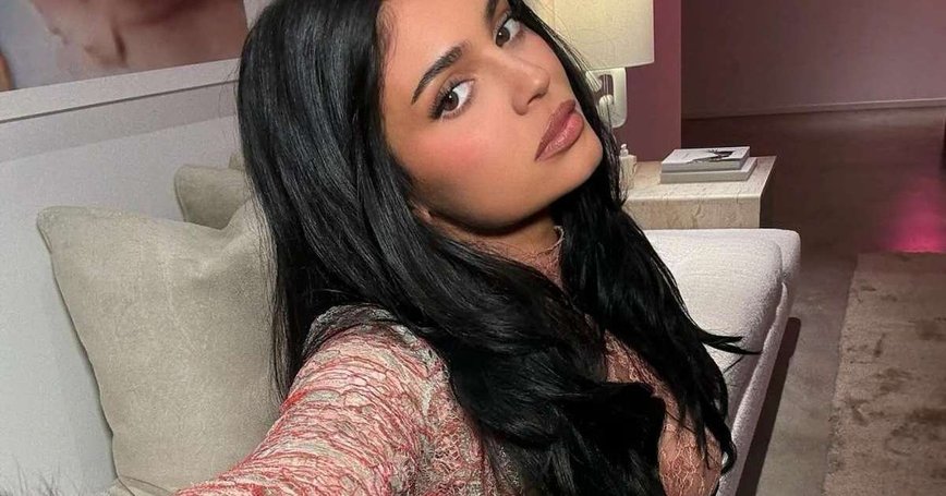 Kylie Jenner’s Latest Selfie in Lace is Totally a Baddie Vibe
