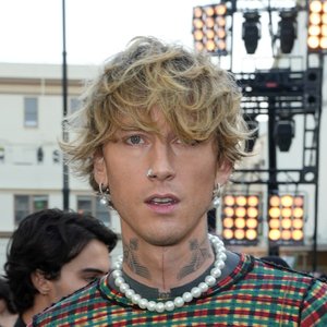 Machine Gun Kelly Revs Up with Cheeky Bedroom Comparison at Las Vegas Grand Prix