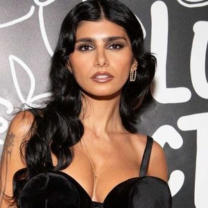 Mia Khalifa's Daring Dress Takes Instagram by Storm