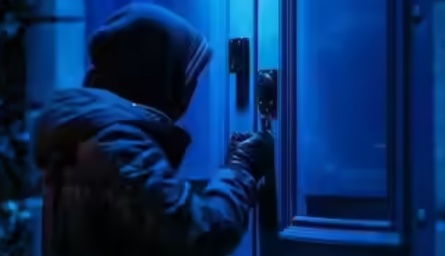 Jailbreak Gone Wrong: Man Steals Rs 30L from Azamgarh Prison with Chequebook Heist