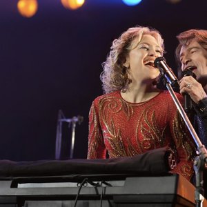 Hugh Jackman and Kate Hudson Channel Neil Diamond in 'Song Sung Blue'
